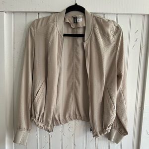 Lightweight bomber jacket. Neutral/cream color.